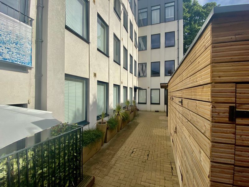 Flat Whytecliffe Road South in Greater London