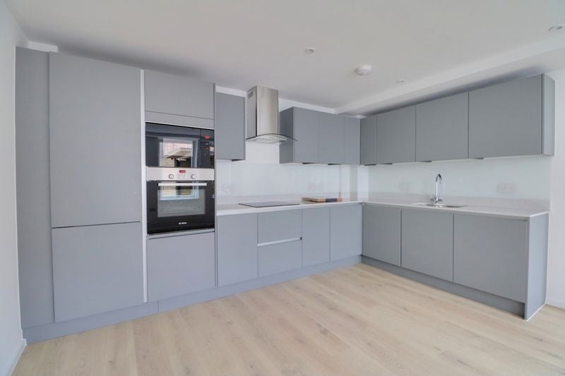 Flat Whytecliffe Road South in Greater London
