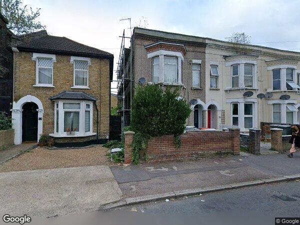 Flat Avenue Road in Greater London
