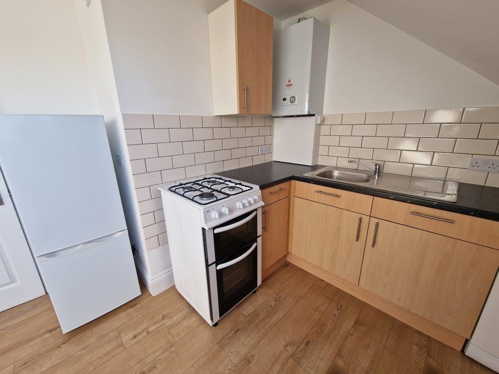 Flat Beatrice Avenue in Greater London
