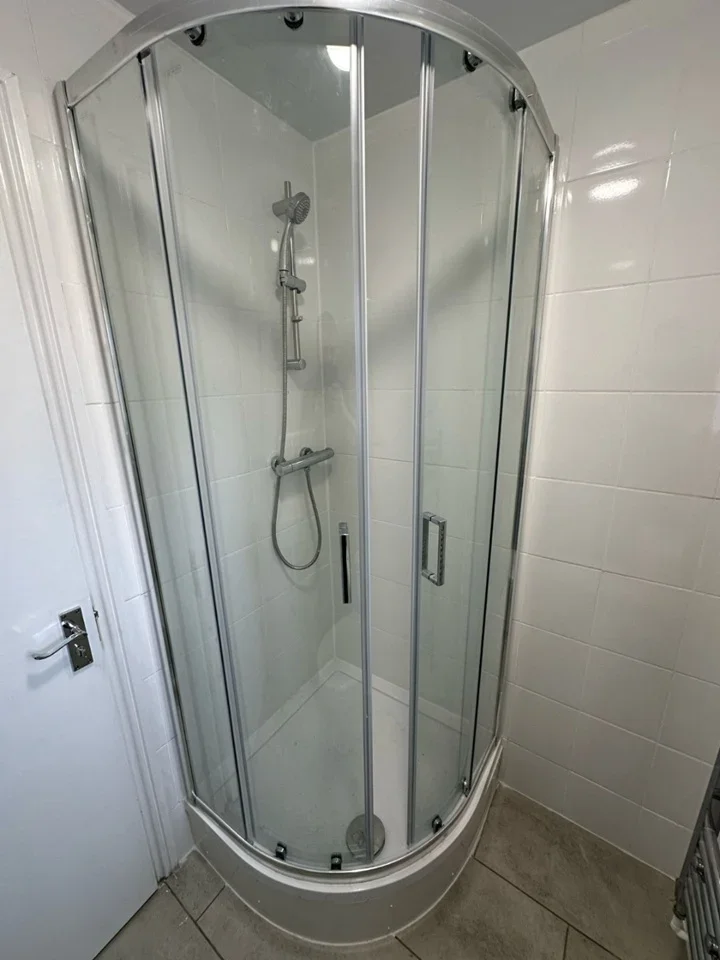 Room Colegrave Road in Greater London