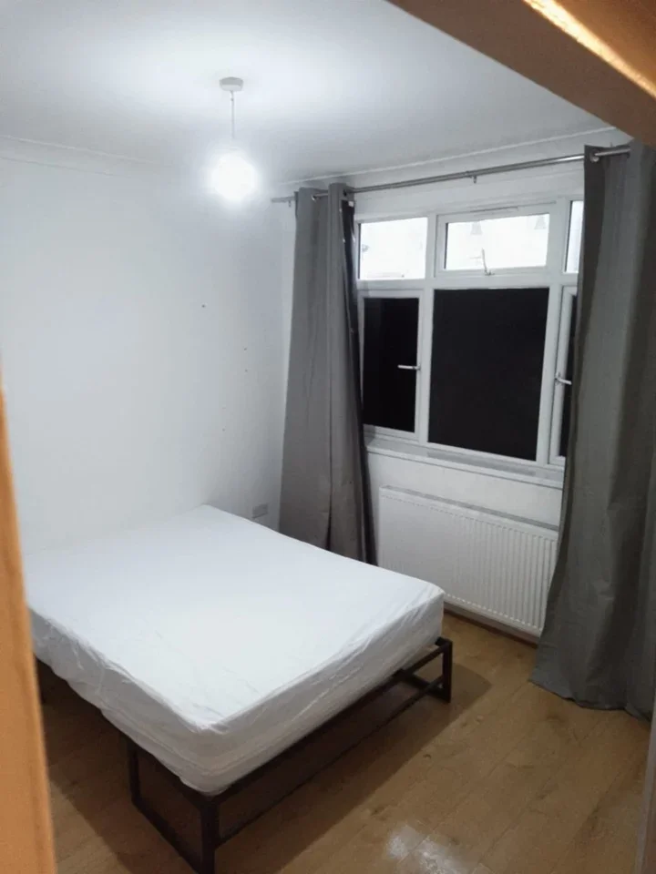 Room Colegrave Road in Greater London