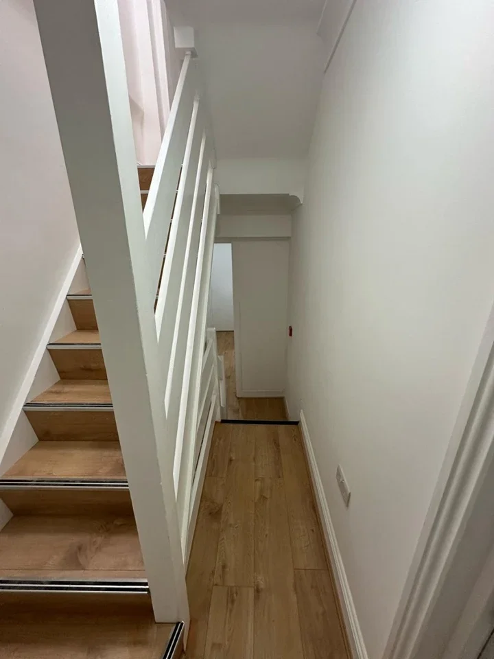 Room Colegrave Road in Greater London