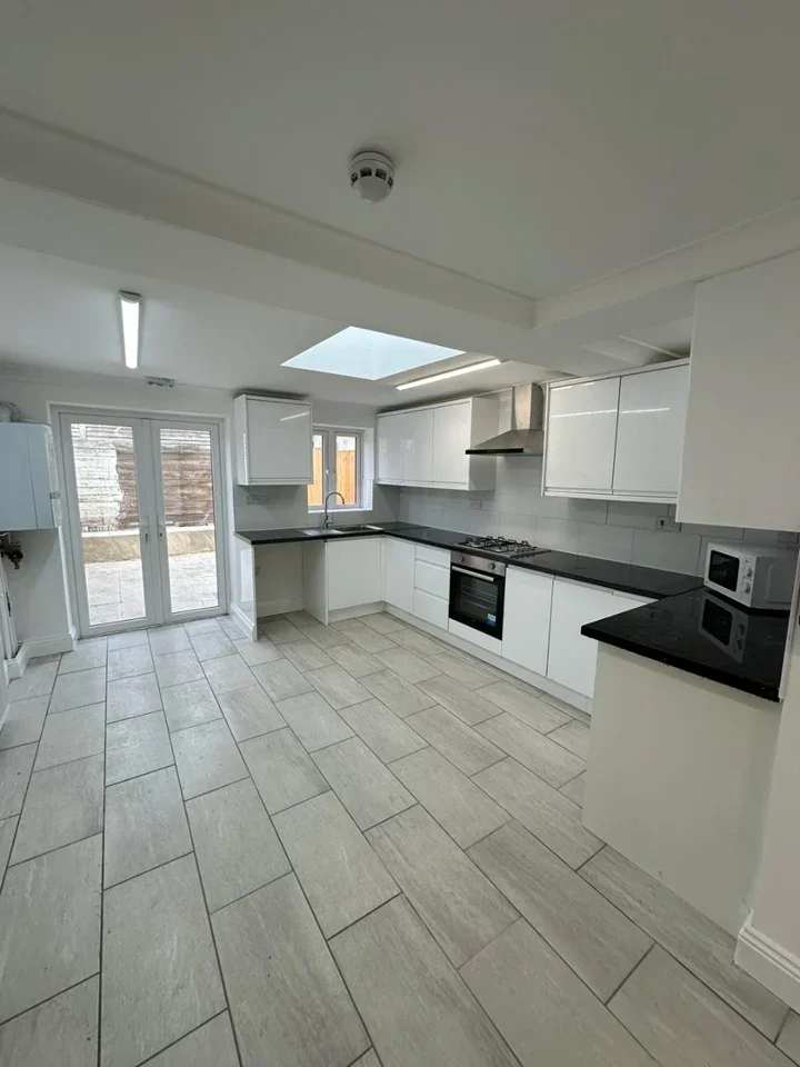 Room Colegrave Road in Greater London