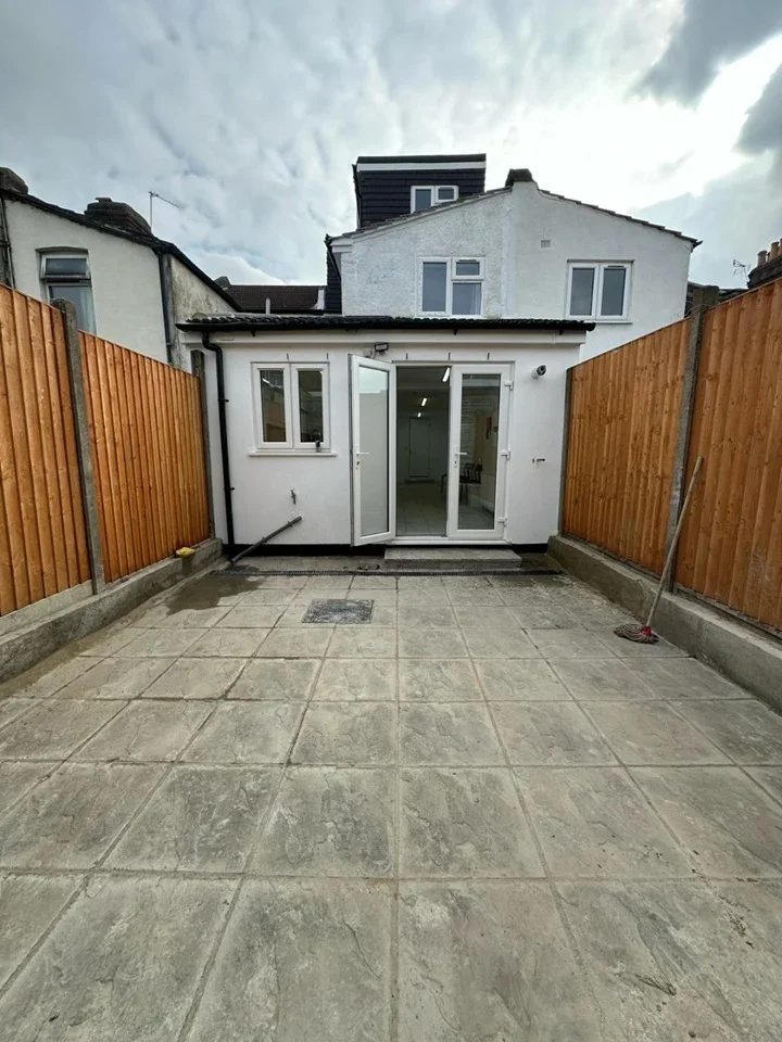 Room Colegrave Road in Greater London