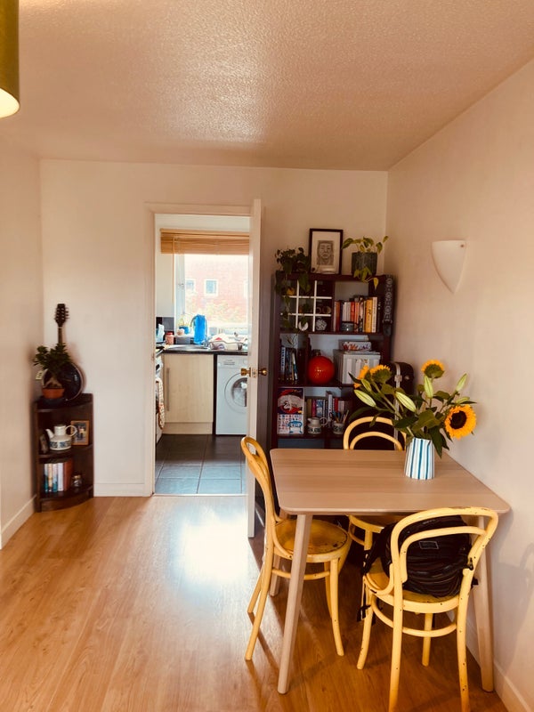Room Succoth Street in Glasgow