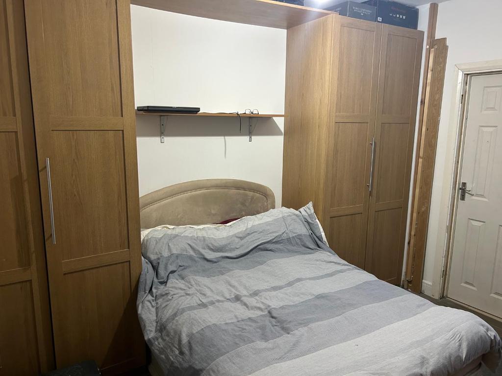 Flat Devonshire Road in Greater London