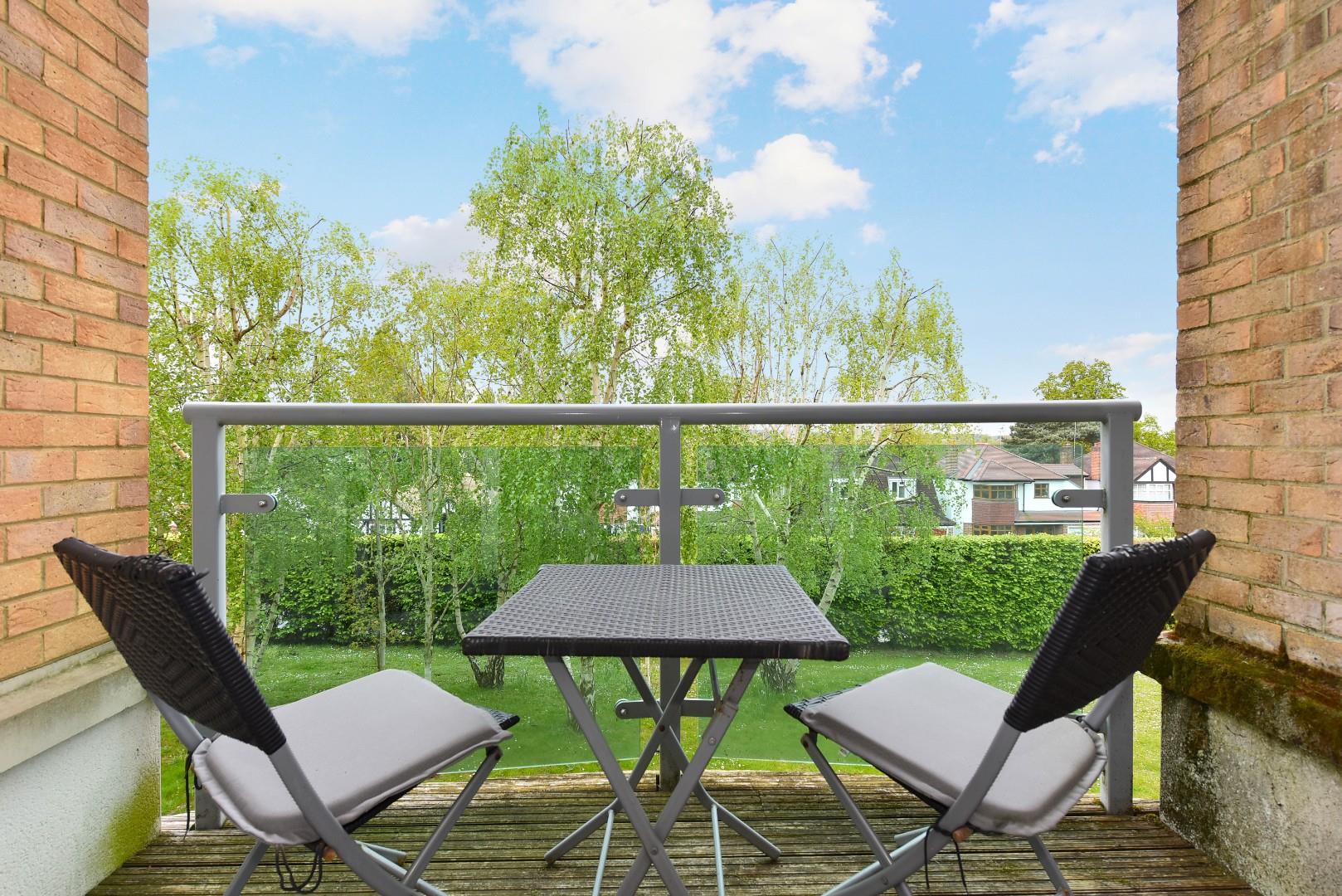 Flat Highbury Drive in Mole Valley