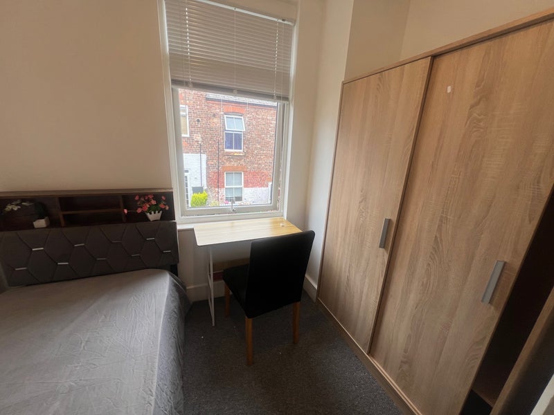 Room Whitcroft Road in Liverpool