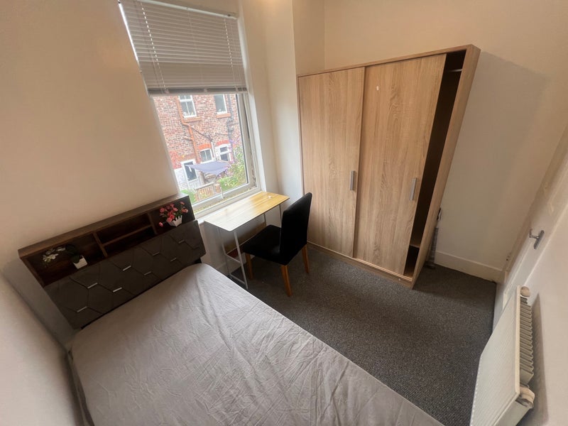 Room Whitcroft Road in Liverpool