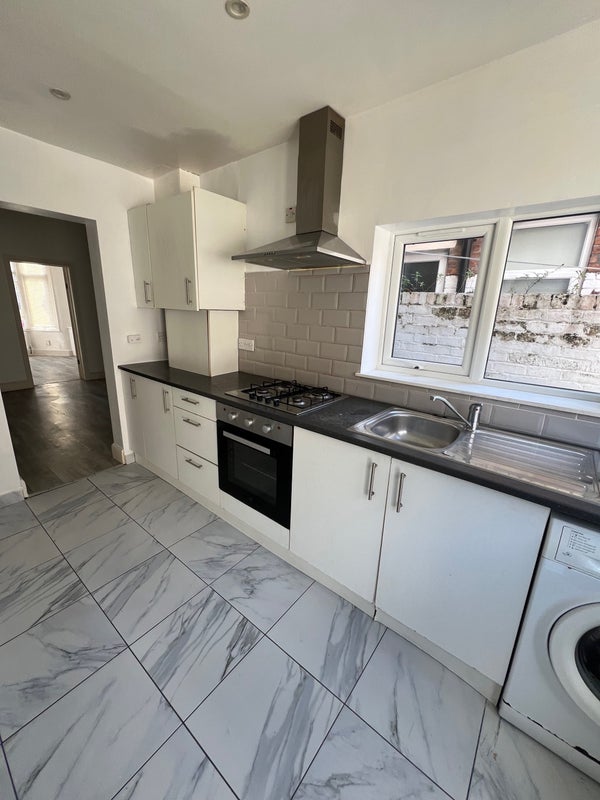 Room Whitcroft Road in Liverpool
