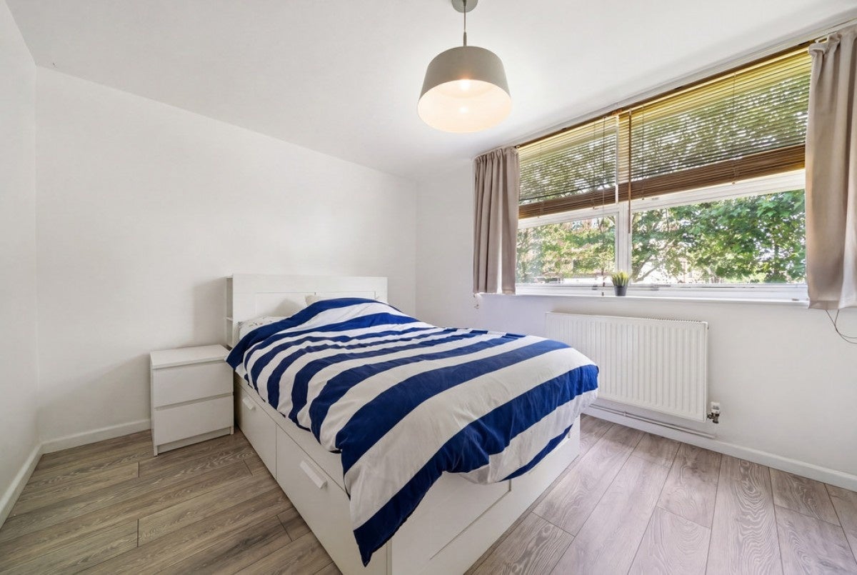 Flat Ravensworth Court in Greater London