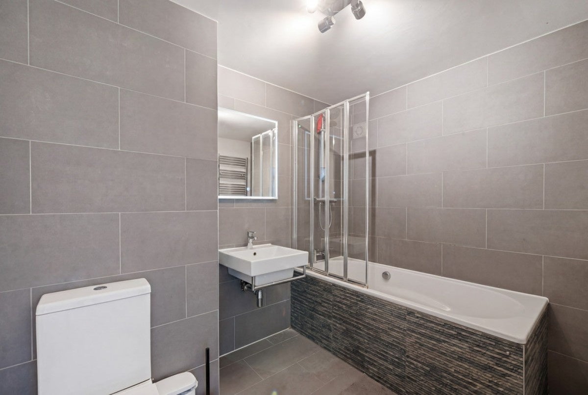 Flat Ravensworth Court in Greater London