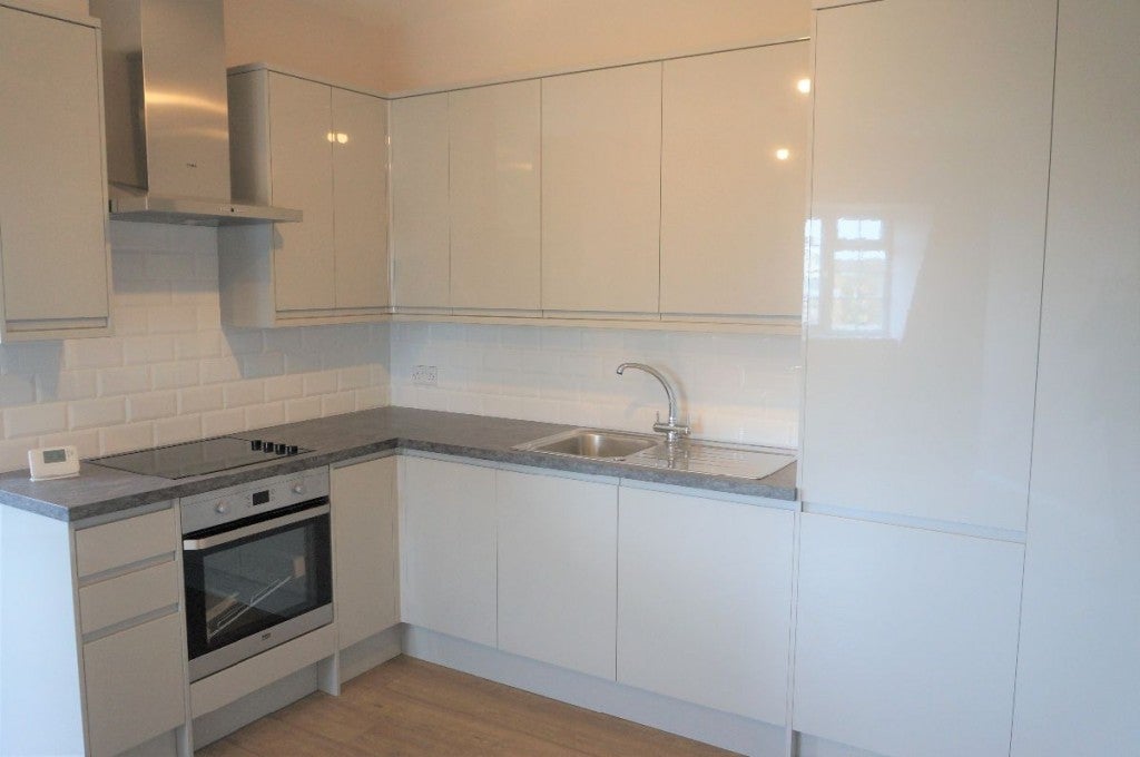 Flat Manor Drive North in Greater London