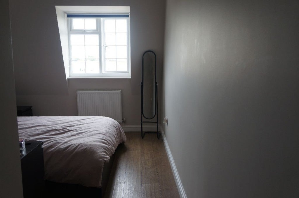 Flat Manor Drive North in Greater London