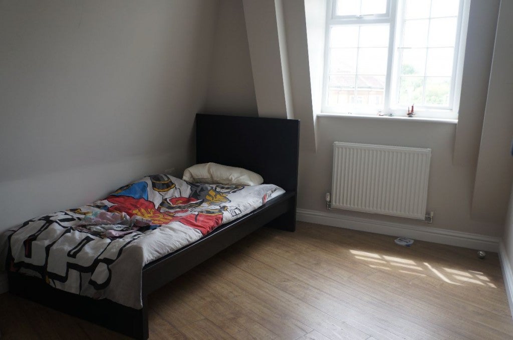 Flat Manor Drive North in Greater London