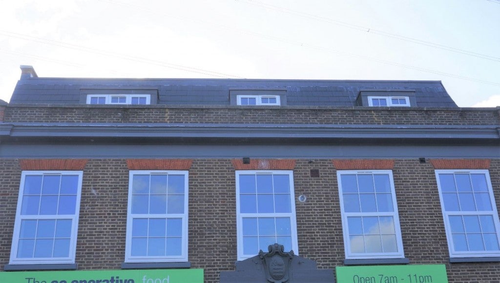 Flat Manor Drive North in Greater London