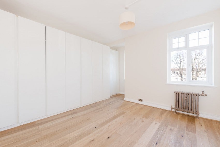 Flat Belsize Grove in Greater London