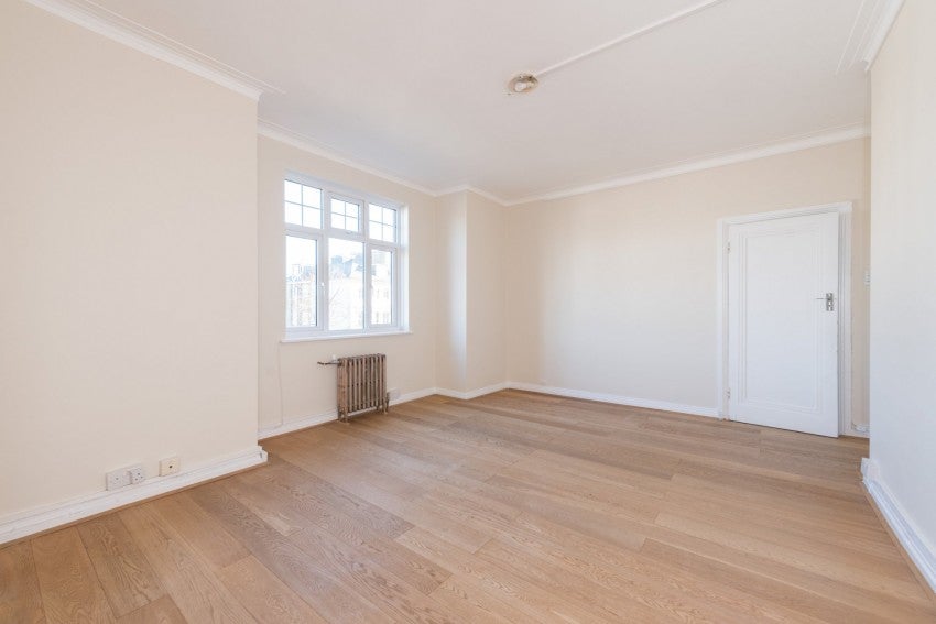 Flat Belsize Grove in Greater London