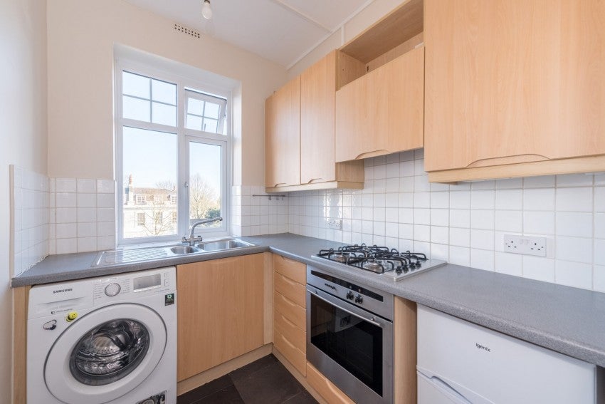 Flat Belsize Grove in Greater London
