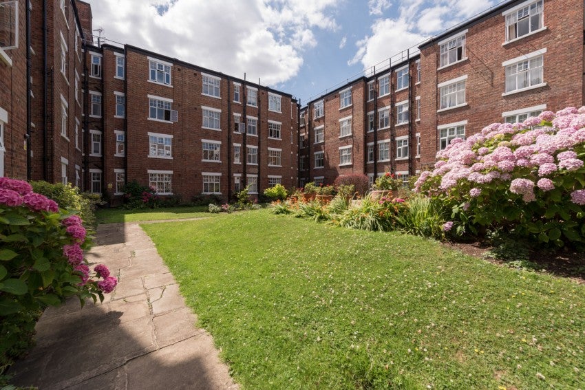 Flat Belsize Grove in Greater London