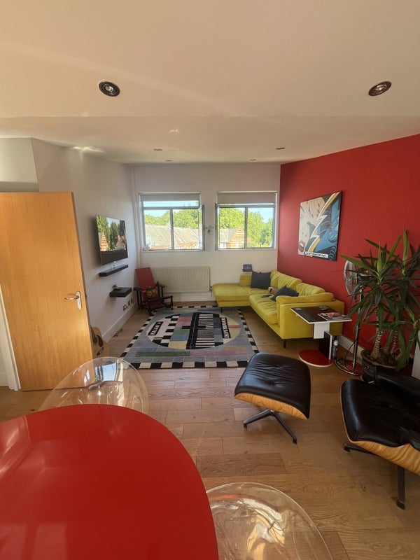 Room Calvert Avenue in Greater London