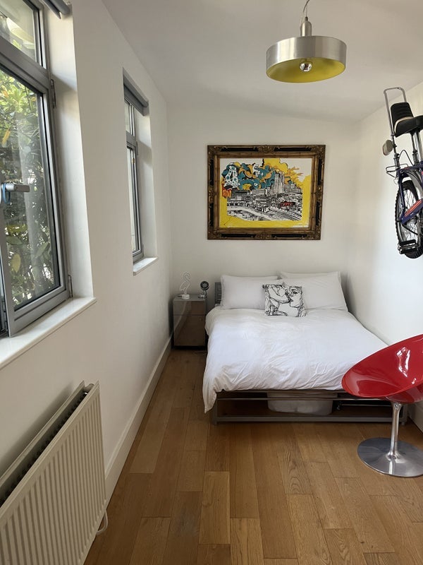 Room Calvert Avenue in Greater London