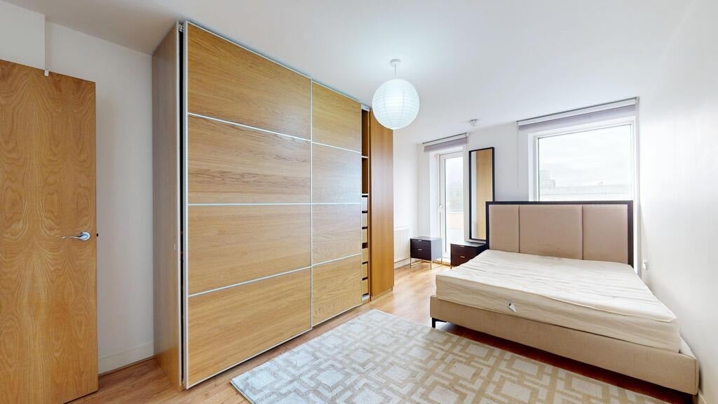 Flat Greenhill Way in Greater London