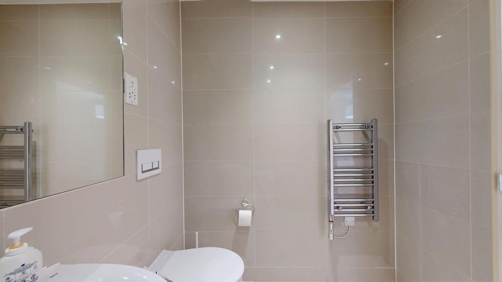 Flat Greenhill Way in Greater London
