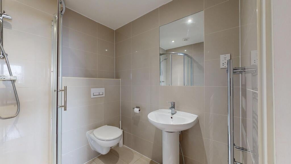 Flat Greenhill Way in Greater London