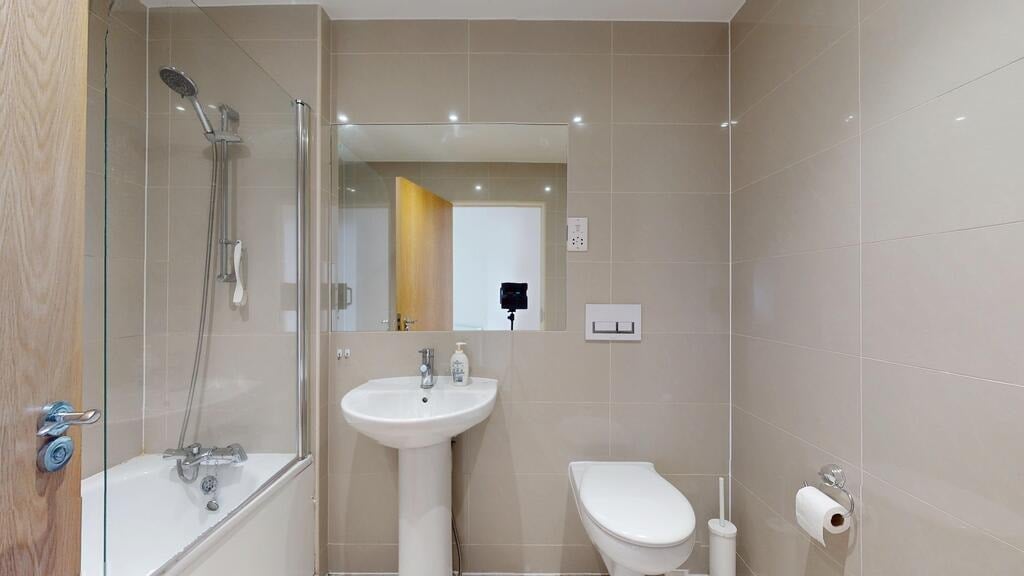 Flat Greenhill Way in Greater London