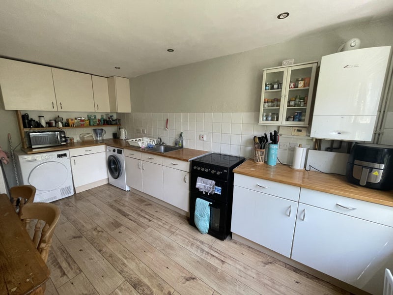 Room Leander Road in Greater London