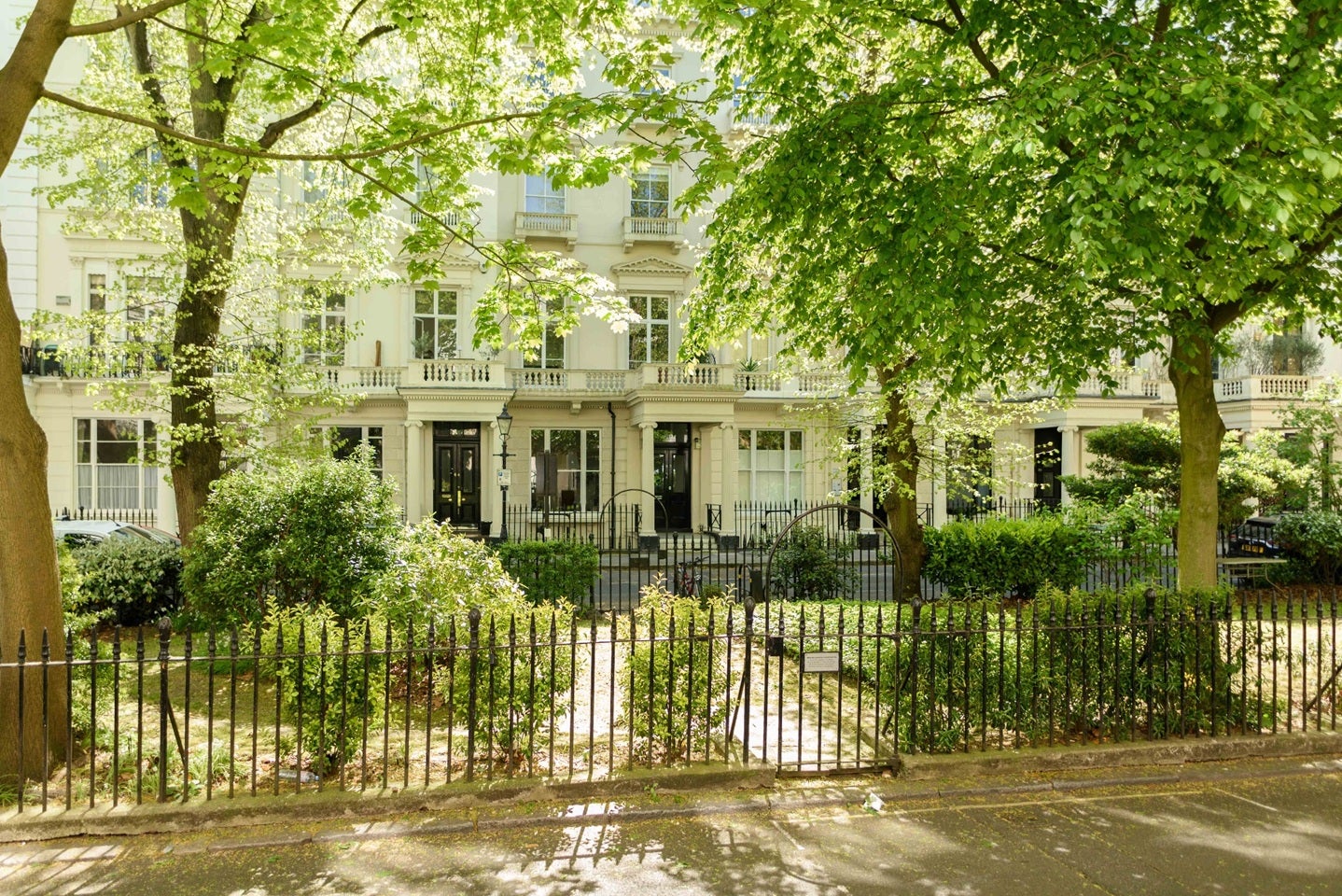 Flat Queen's Gardens in City of Westminster