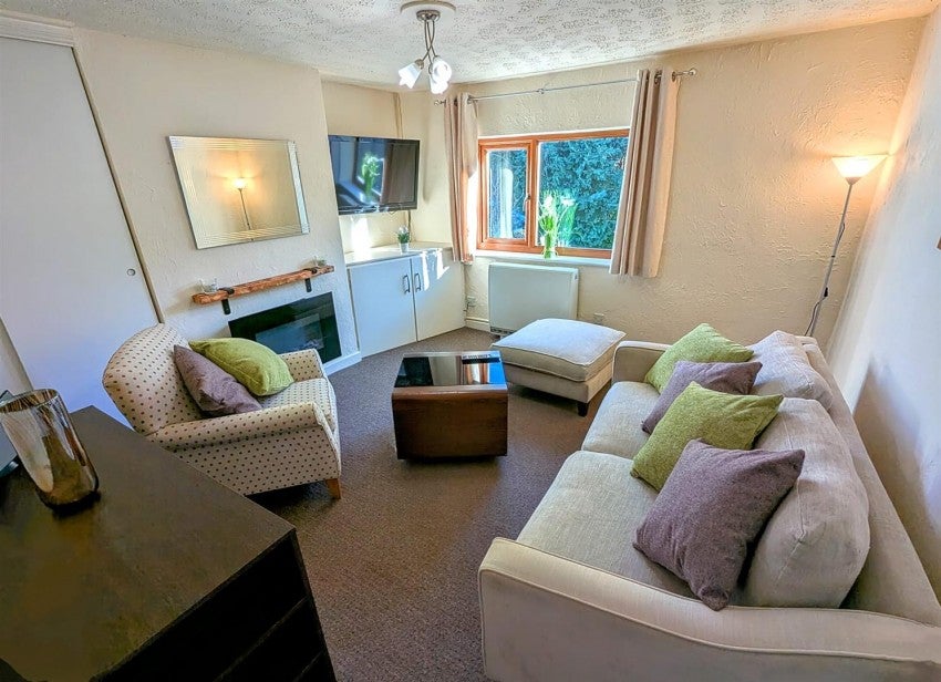 Flat Little Moss Lane in Scholar Green