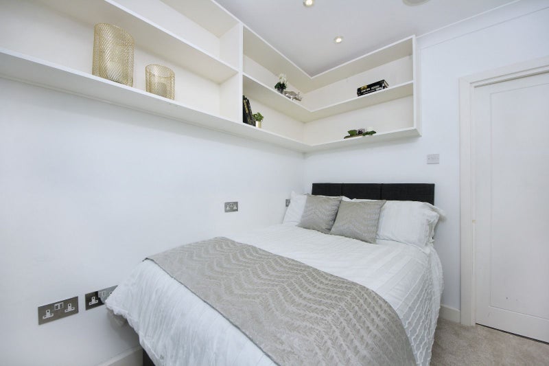 Room Covington Way in Greater London