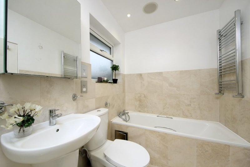 Room Covington Way in Greater London