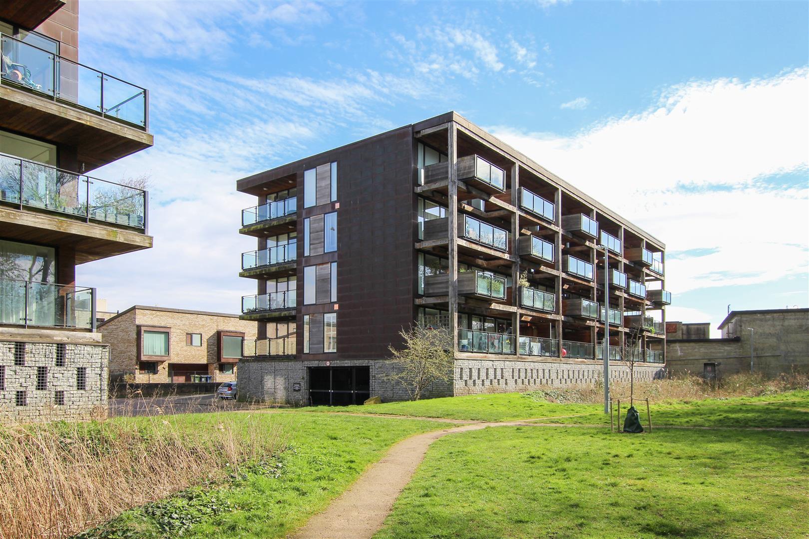 Flat Kingfisher Way in Cambridge