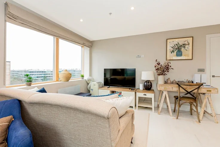 Flat Chiswick High Road in Greater London