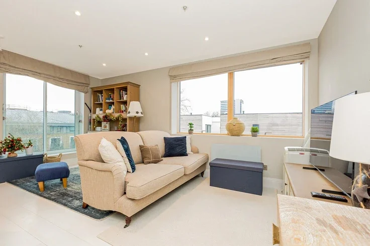 Flat Chiswick High Road in Greater London