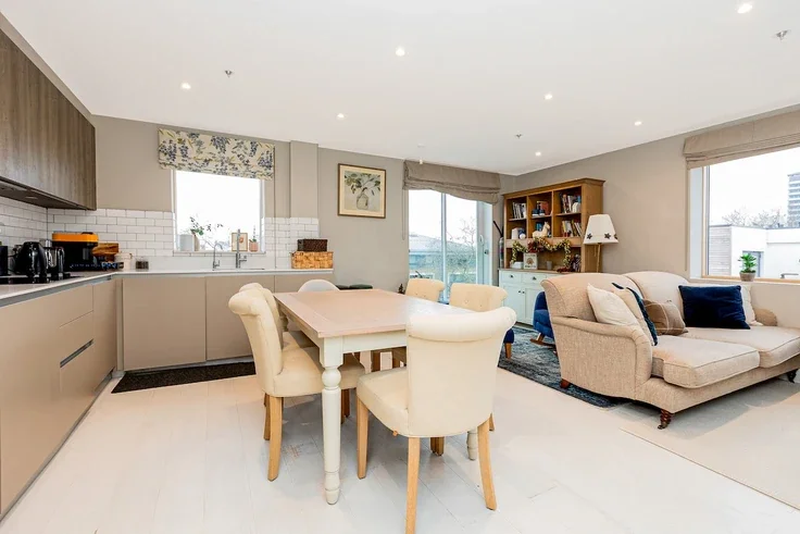 Flat Chiswick High Road in Greater London