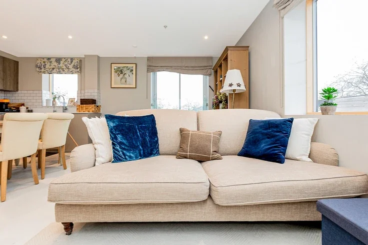 Flat Chiswick High Road in Greater London