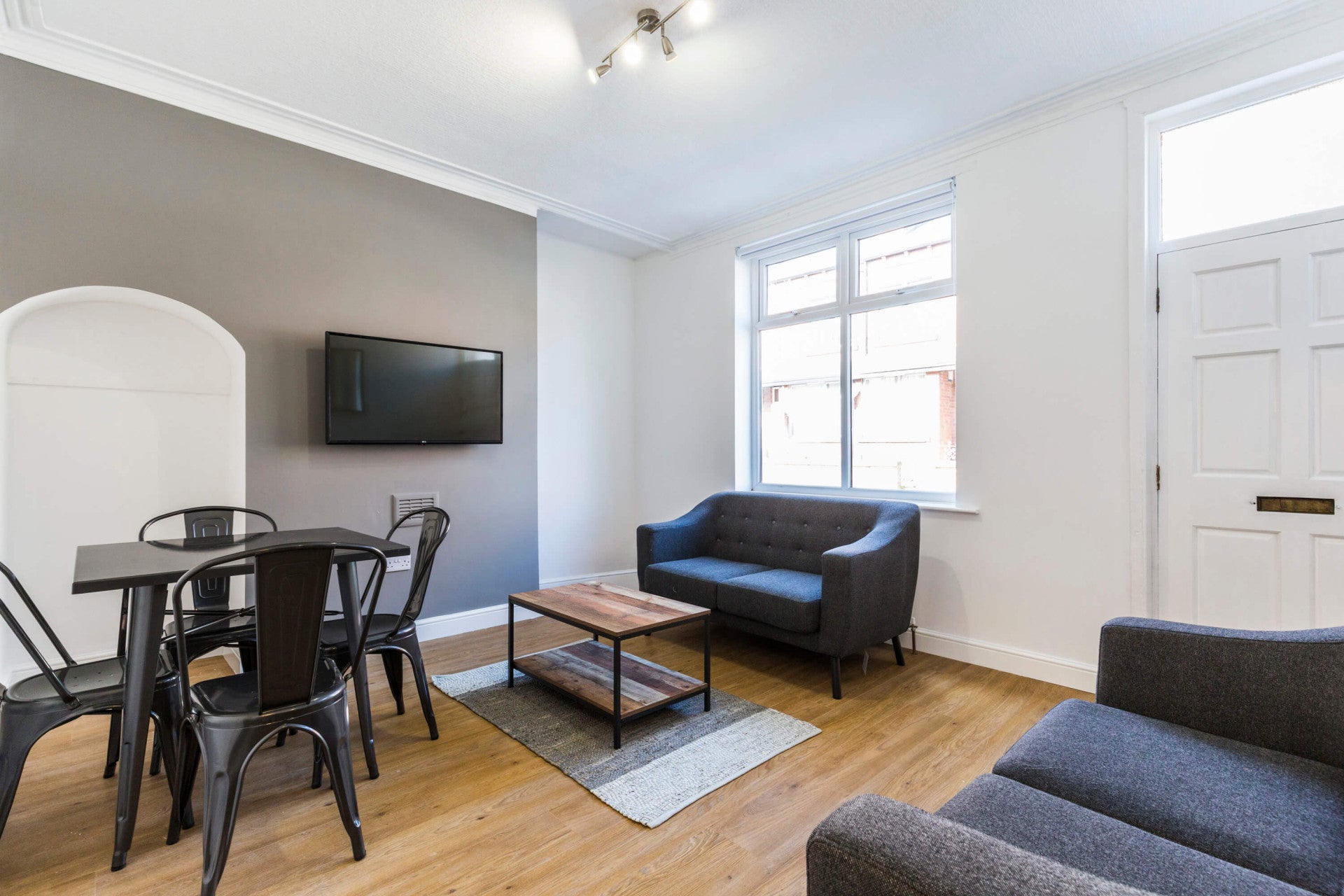 Room Hartley Grove in Leeds