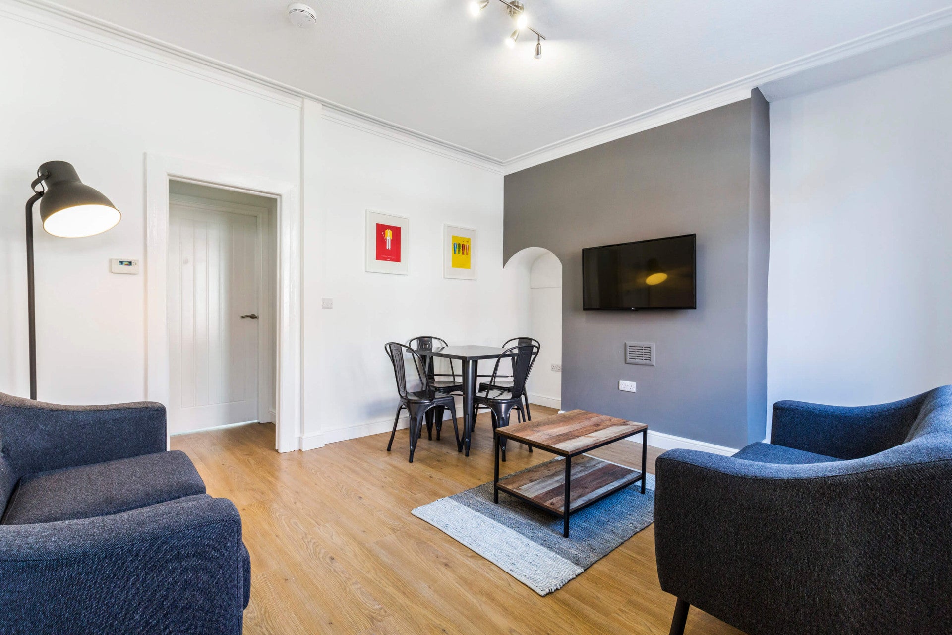Room Hartley Grove in Leeds