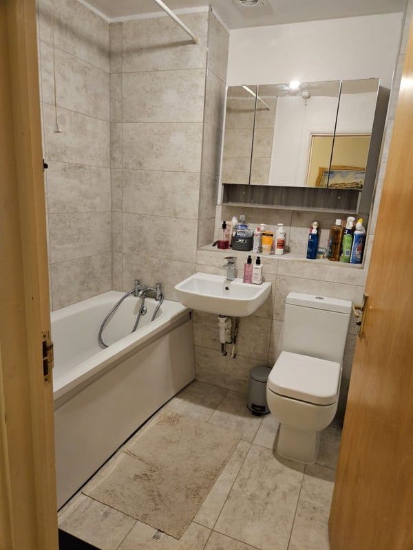 Room Cleeve Way in Greater London
