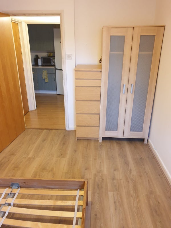 Room Cleeve Way in Greater London