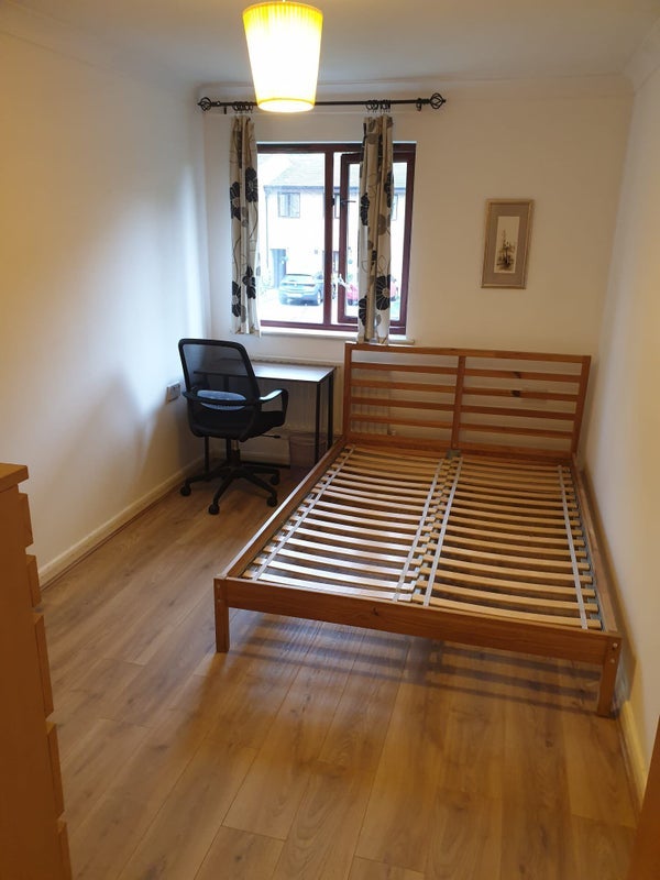 Room Cleeve Way in Greater London
