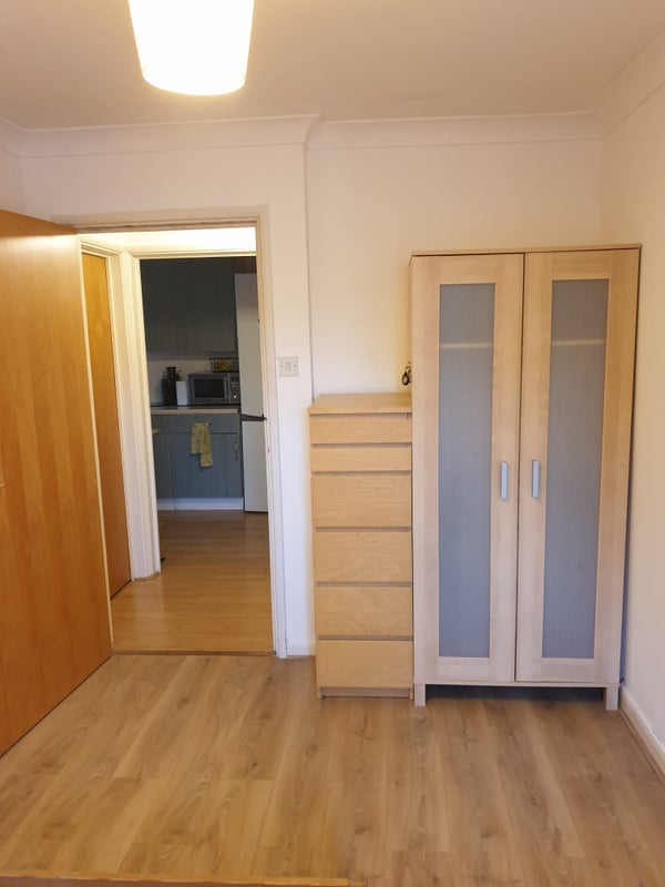 Room Cleeve Way in Greater London