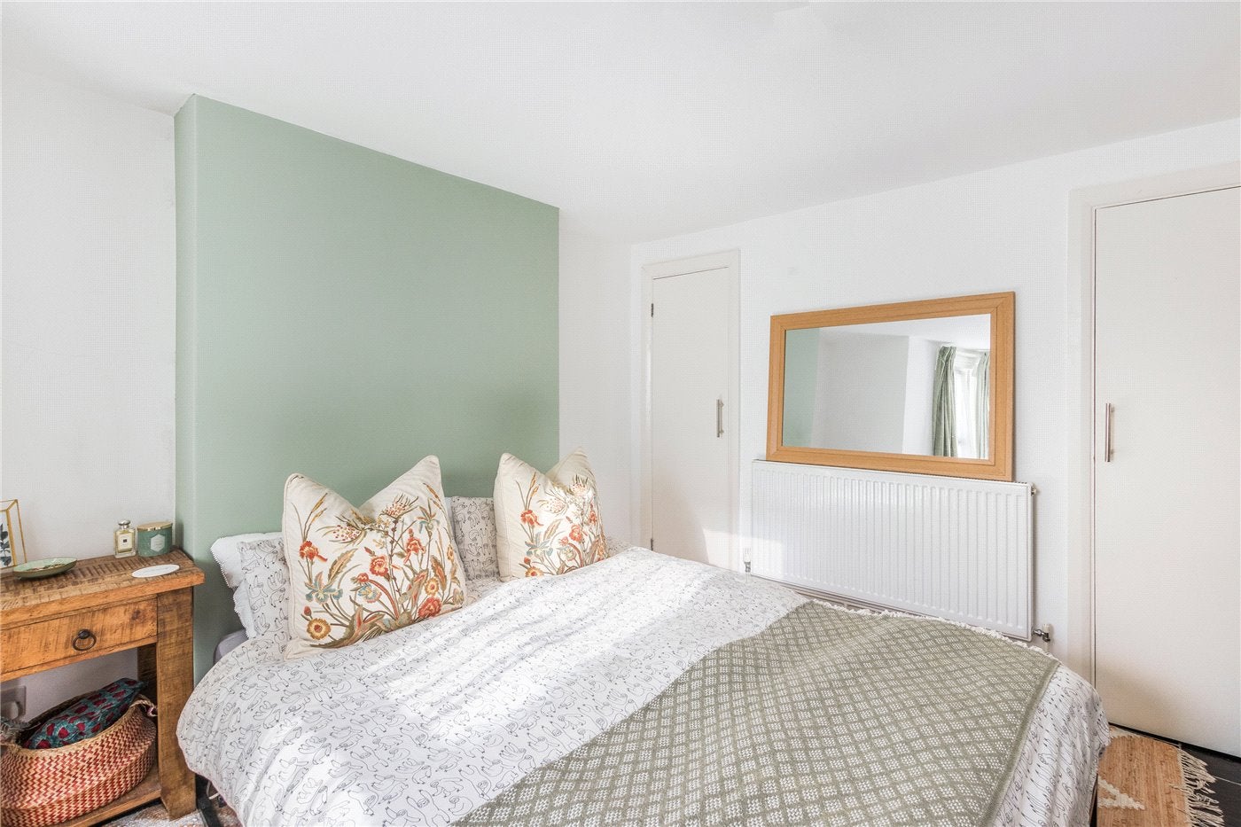 Flat Garratt Lane in Greater London