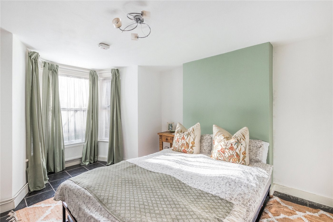 Flat Garratt Lane in Greater London