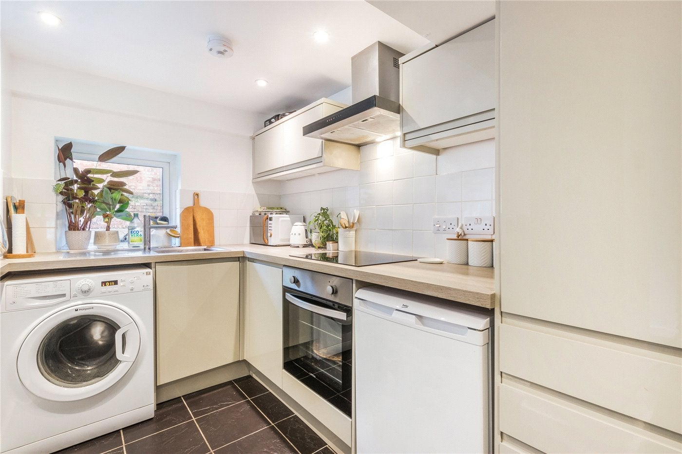 Flat Garratt Lane in Greater London